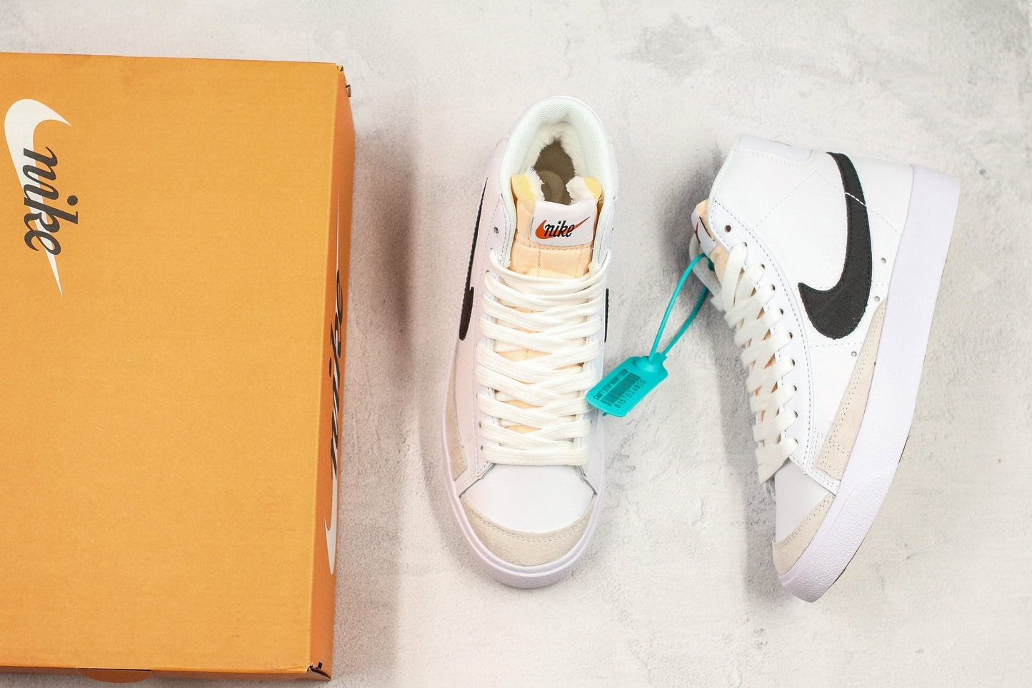 NIKE BLAZER MID